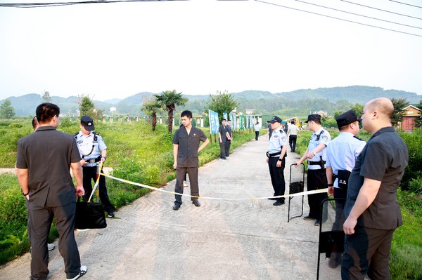 1-3拉起警戒线，疏散围观群众.jpg