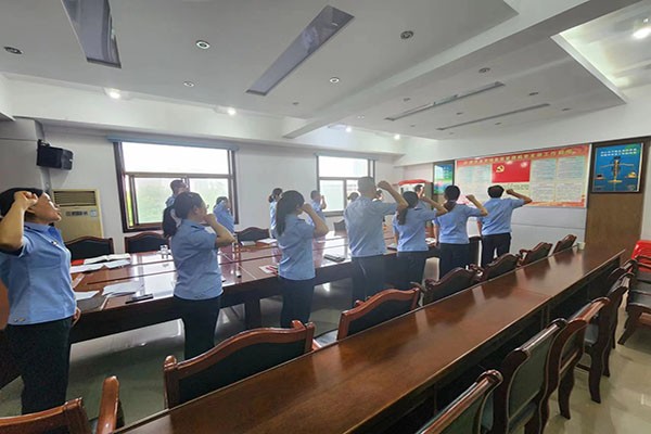 6月30日，机关第一党支部组织全体党员进行重温入党宣誓.jpg