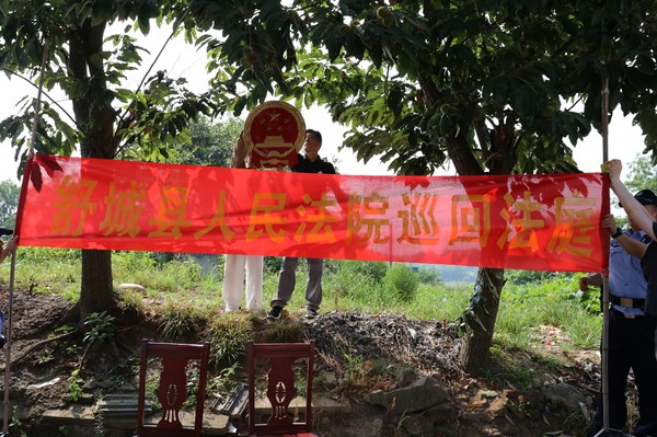 1-2法院干警布置庭审现场.JPG