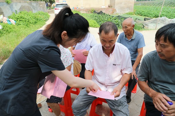 1-6.法院干警向旁听村民发放生态保护普法材料.JPG