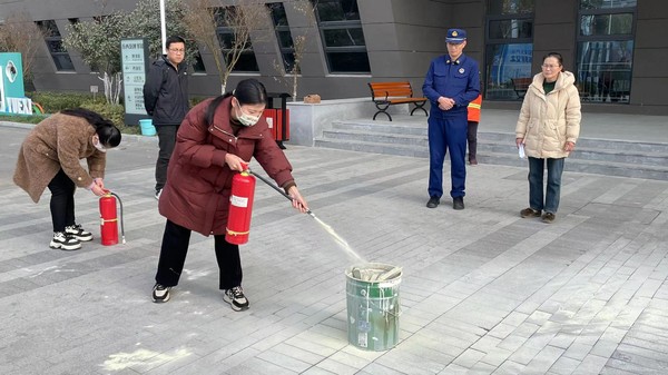 岳西县图书馆举行消防安全演练，提高应急处理能力_配图4.jpg