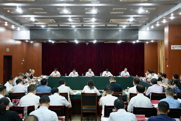 县委举行深入贯彻中央八项规定精神学习教育集中交流研讨暨县委理论学习中心组学习会议