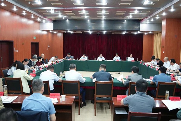聚焦问题 持续发力 锲而不舍落实中央八项规定精神 县委理论学习中心组学习会议召开