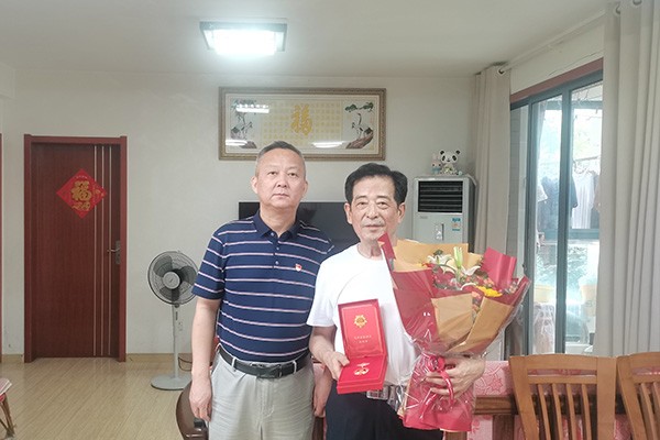 县纪委监委慰问“光荣在党50年”老党员并颁发纪念章64.jpg