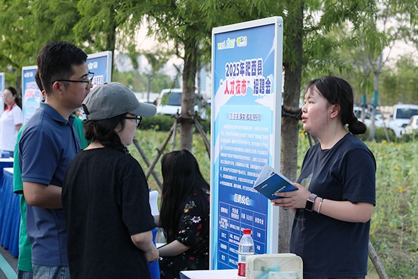 上派镇:“人才夜市”觅才,22家企业提供500+岗位64.jpg