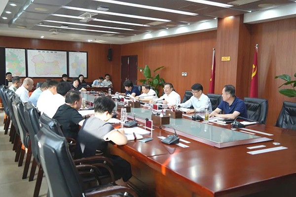 县委常委会会议召开64.jpg