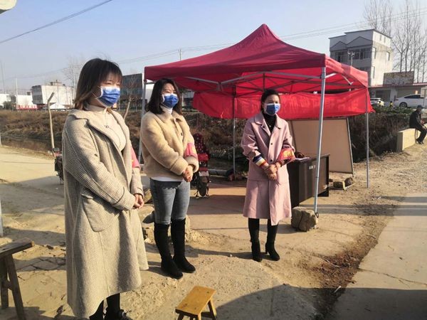 坚守在卡点的女英雄_副本.jpg
