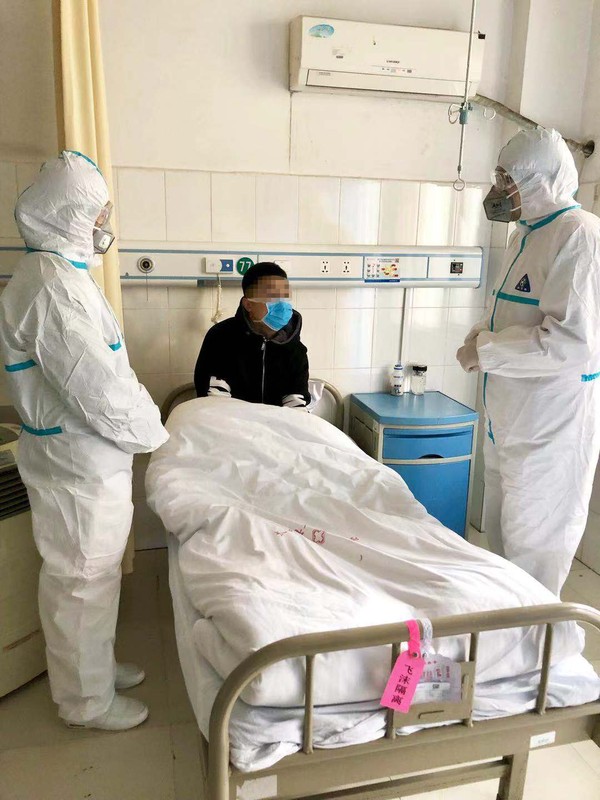 隔离留观病房医务人员在患者进行诊治.jpg