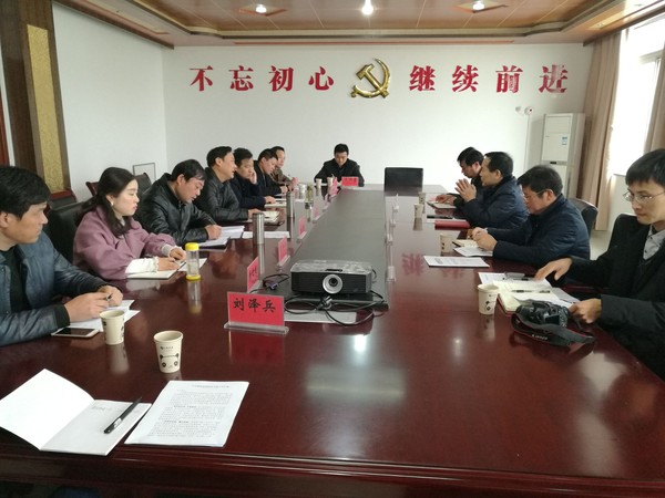 召开座谈会.jpg