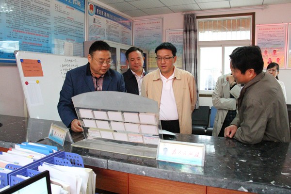 县委书记耿延强调专题研农村基层党建工作2_副本.jpg