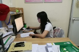 后备干部徐王佩正在加班整理留守儿童材料_副本.jpg