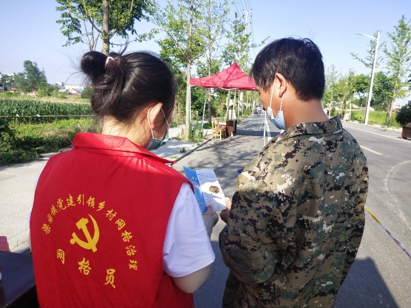 圖為梁園社區(qū)網(wǎng)格員向群眾開展遠離毒品宣傳(1).jpg