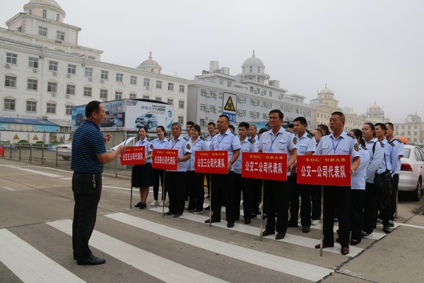 駕校副校長(zhǎng)李民芳進(jìn)行賽前指導(dǎo).JPG