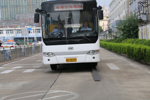 實(shí)操場(chǎng)內(nèi)通過(guò)單邊橋.JPG