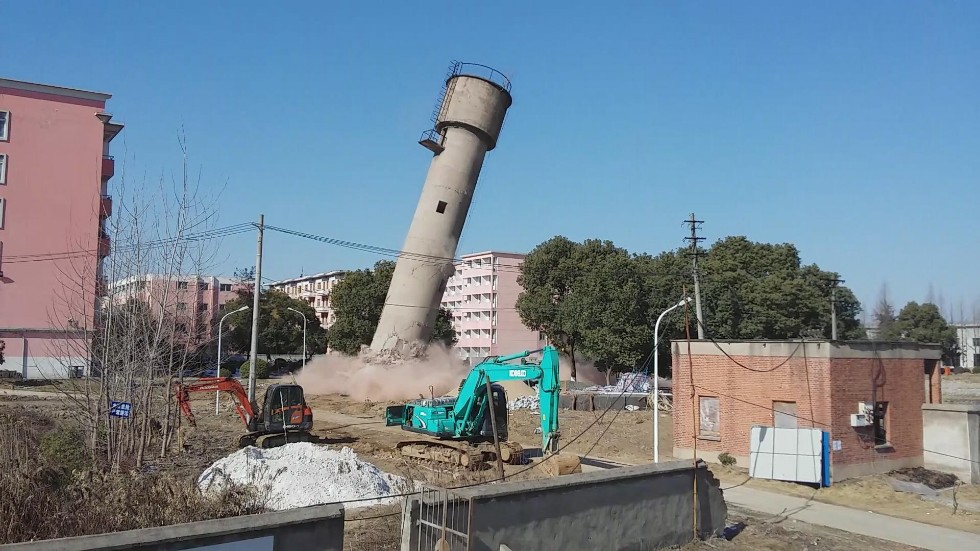 安徽工業經濟職業技術學院水塔爆破拆除工程.jpg