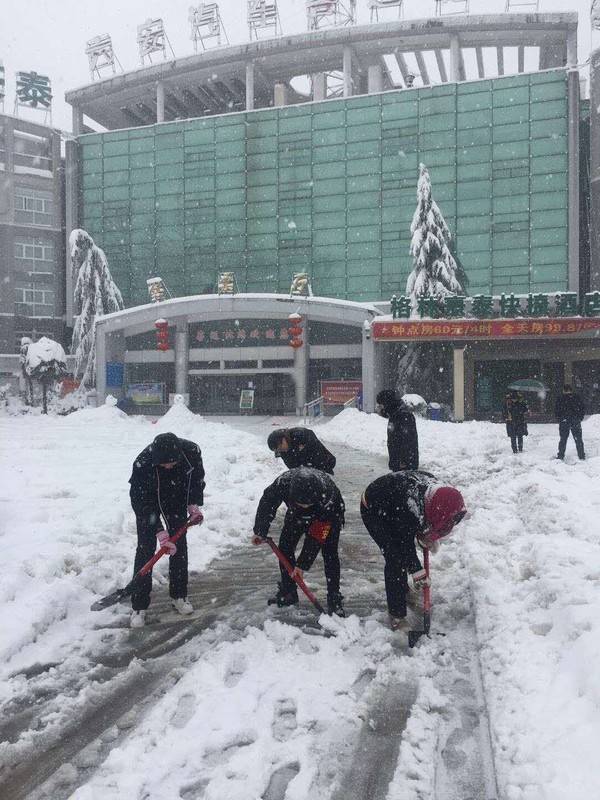 客运北站清扫积雪.jpg
