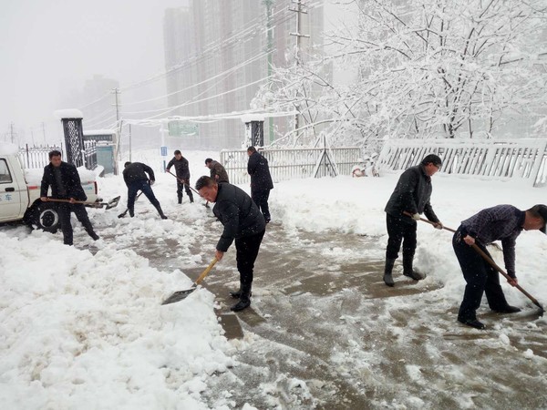 汽运驾校清扫训练场积雪.jpg