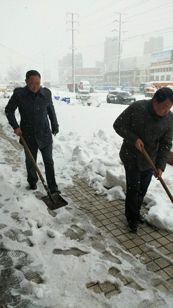 清扫总公司机关门前积雪.jpg