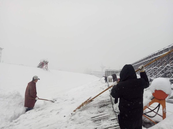 商贸公司清除遮雨棚积雪.jpg