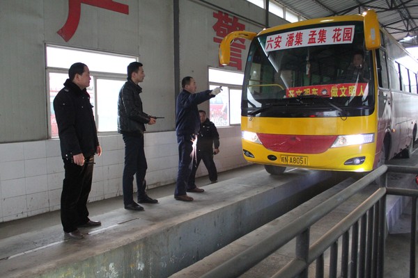 安检人员对营运车辆进行各项检测.jpg