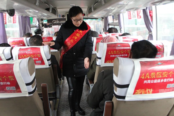 工作人员提醒乘车旅客系安全带.jpg