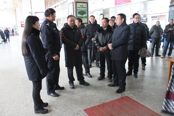 束学龙副市长莅临客（kè）运南站督查雨雪（xuě）冰冻天气防（fáng）范工作