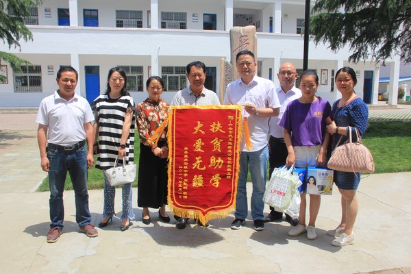 扶贫助学（xué） 大爱无疆 ——总公司（sī）机关党支部赴菱角中学开展结对帮扶活动