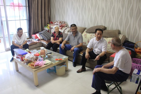 总公司党委开展“七 一”走访慰问困难党员、老党员活动