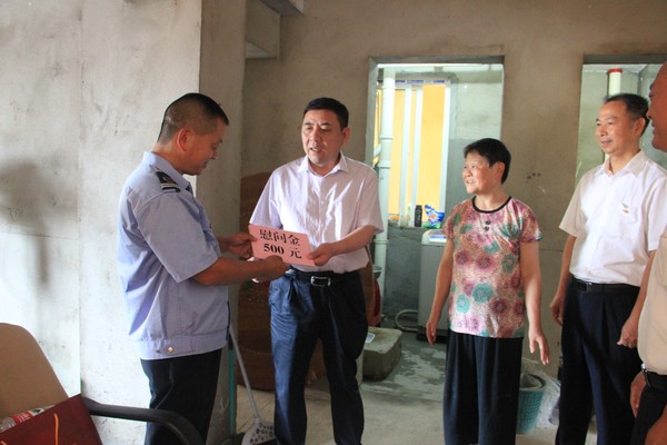 “七一”前夕市（shì）交通运输局党组书记、局长李卫东慰问我司困难党员