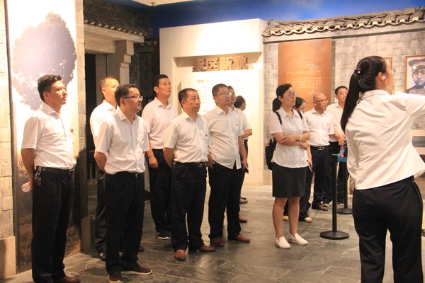 不忘初心跟党走（zǒu），牢记使命谱新篇（piān）