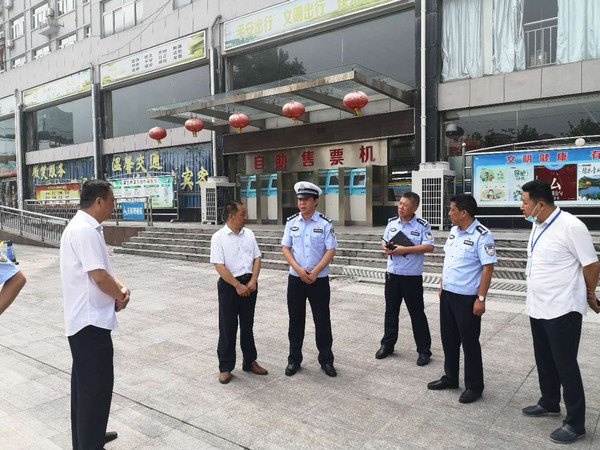 市交（jiāo）警支队来客运南站检查交（jiāo）通安全工作