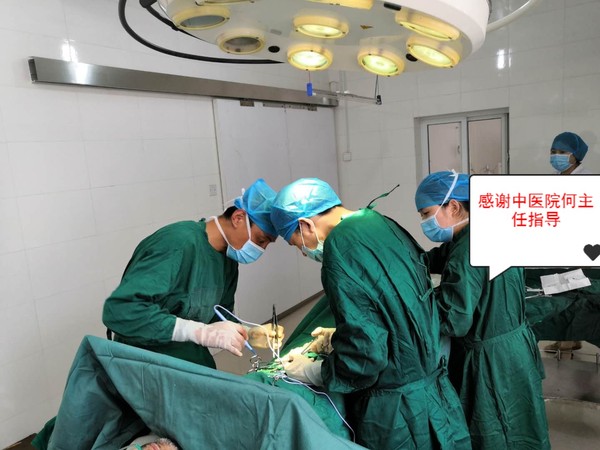 2020.6天华何学哲指导手术.jpg