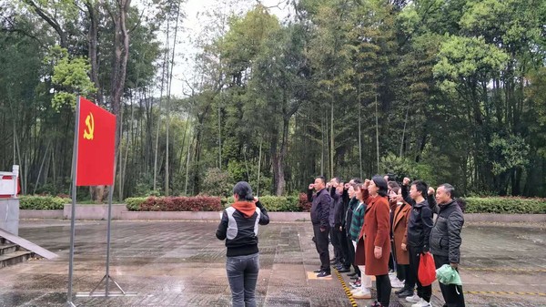 县中医院党委清明节祭奠革命先烈4.5.jpg