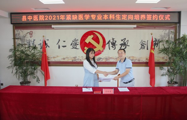 严彩琴2.JPG