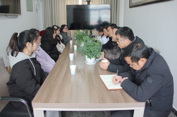 县中医院召开定向培养医学生座谈会22.2.16.JPG