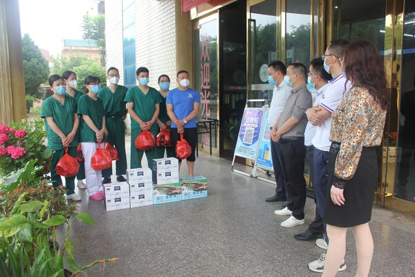 端午节前慰问隔离点医务人员22.6.1.JPG