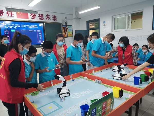 5月29日，龙居社区“果小聪”AI机器人走进颐和中学.jpg