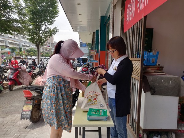 阜南县科协开展“与我同行 爱心助考“志愿服务活动0.jpg