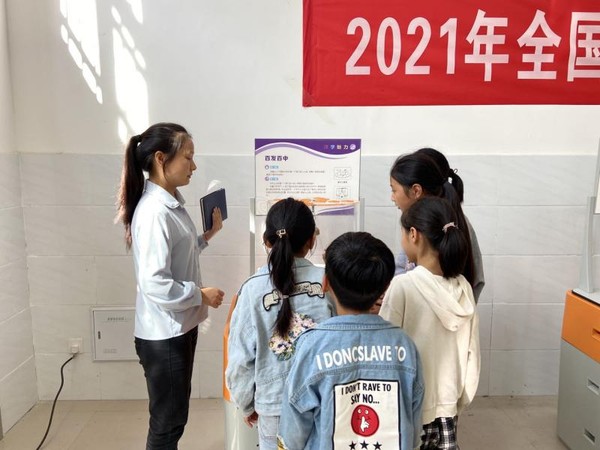 2021年全国科普日活动——阜南县科协开展“科普大篷车进校园”活动4.jpg
