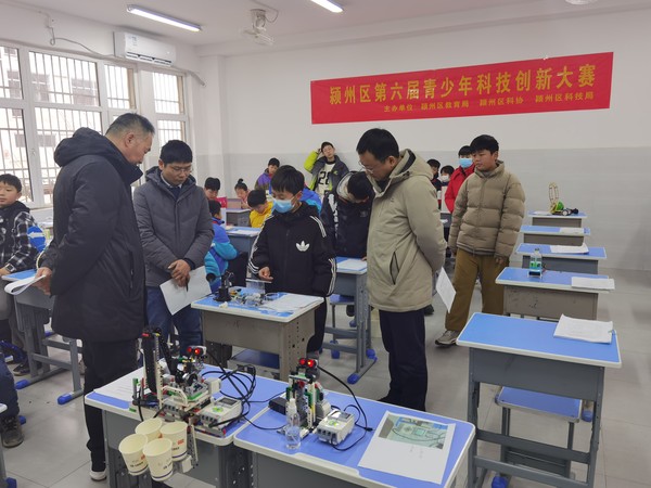 颍州区举办第六届青少年科技创新大赛照片1.jpg