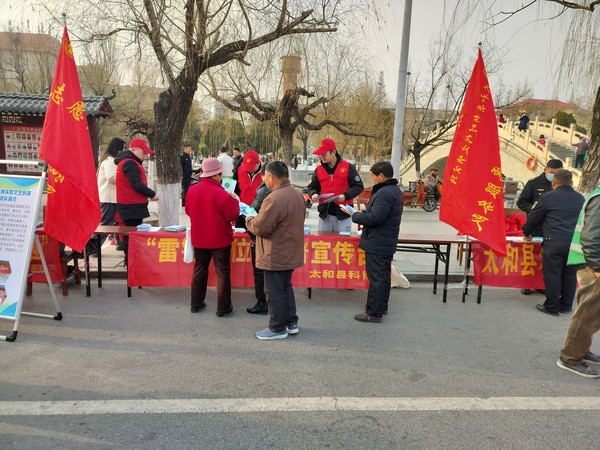 科普志愿者与群众进行积极互动.jpg