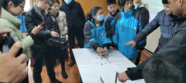 参赛学生在进行作品演示.jpg