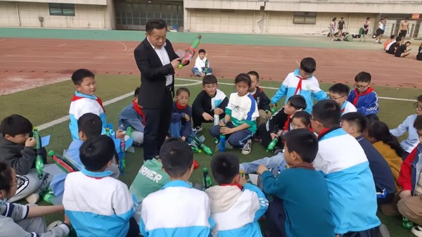 太和县民安路小学水火箭发射活动现场.jpg