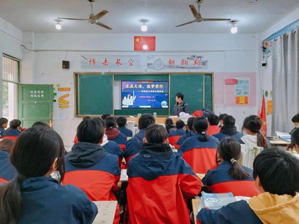 太和县桑营镇学生观看航天知识教育片.png