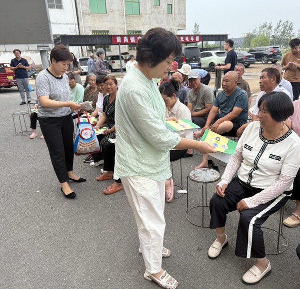 20250610阜南县科协“科技服务进乡村 健康义诊暖民心”活动3.jpg