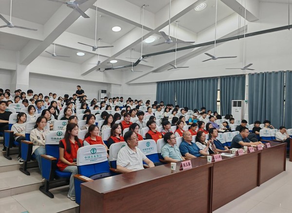 阜南县心理学会举办“健康教育与职业规划”活动 助力学生全面发展2.png