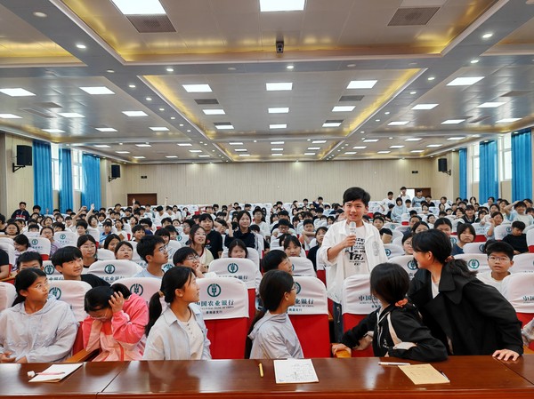 阜南县科协邀请中科院科学家走进地城镇中心校3.jpg