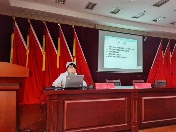 护理部主任朱正琴授课.jpg