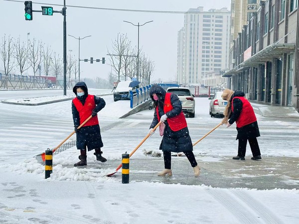 店埠镇团委组织青年志愿者清扫积雪1.jpg