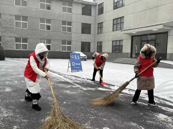 肥东石塘镇团委组织团员及青年志愿者们清理路面积雪.jpg